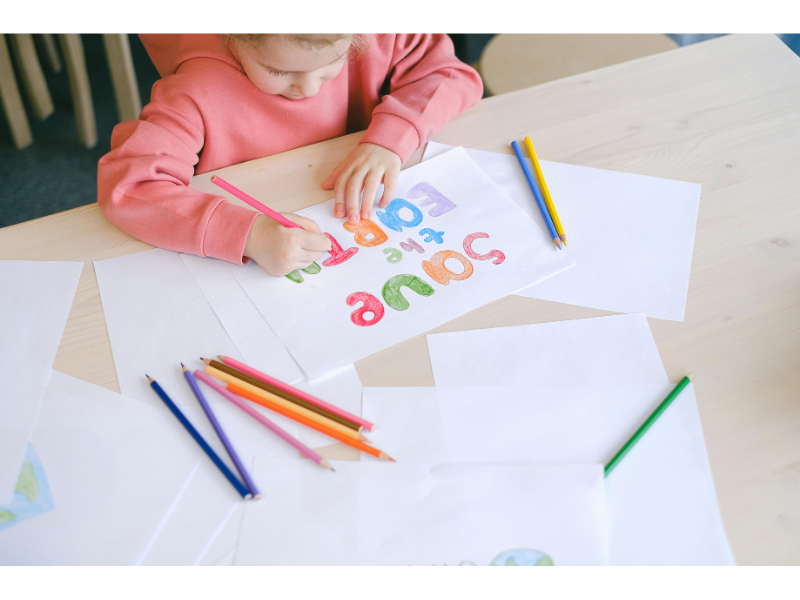 Niño feliz coloreando